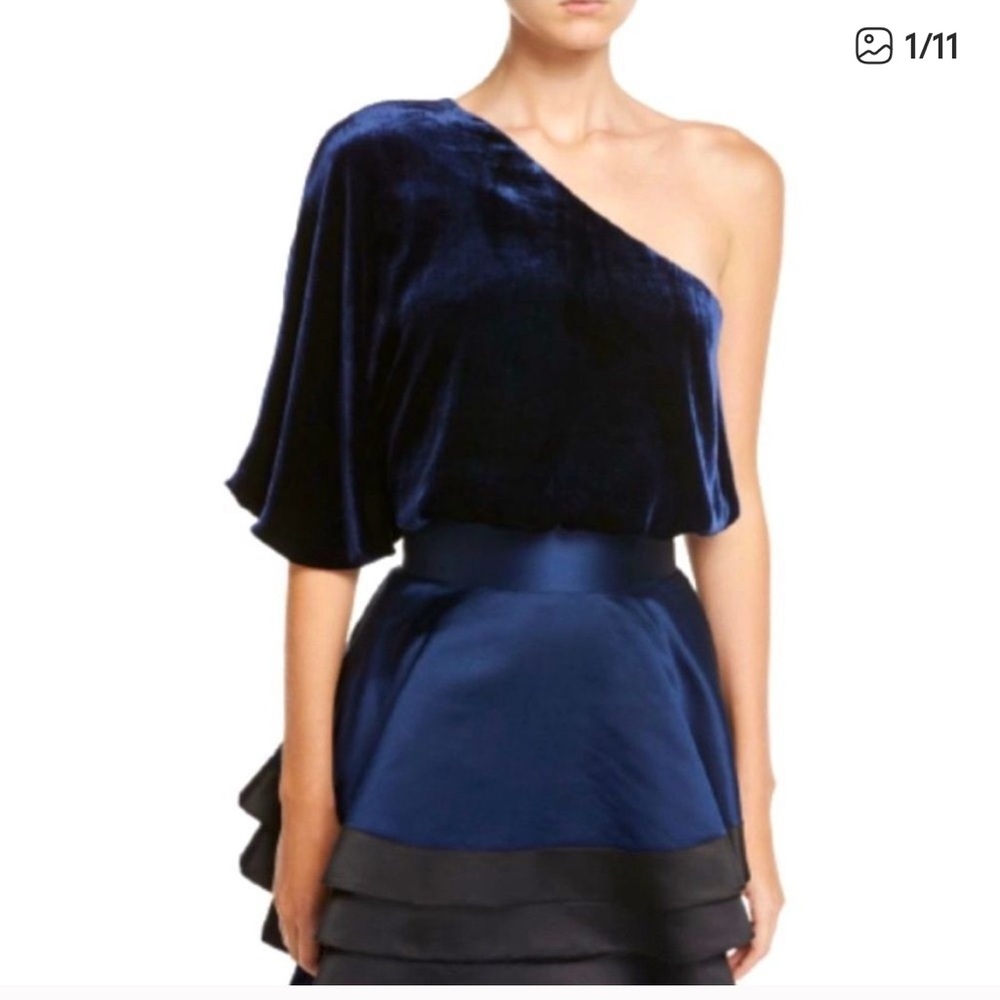 •Alice+Olivia• Craven One Shoulder Velvet Top Size Small